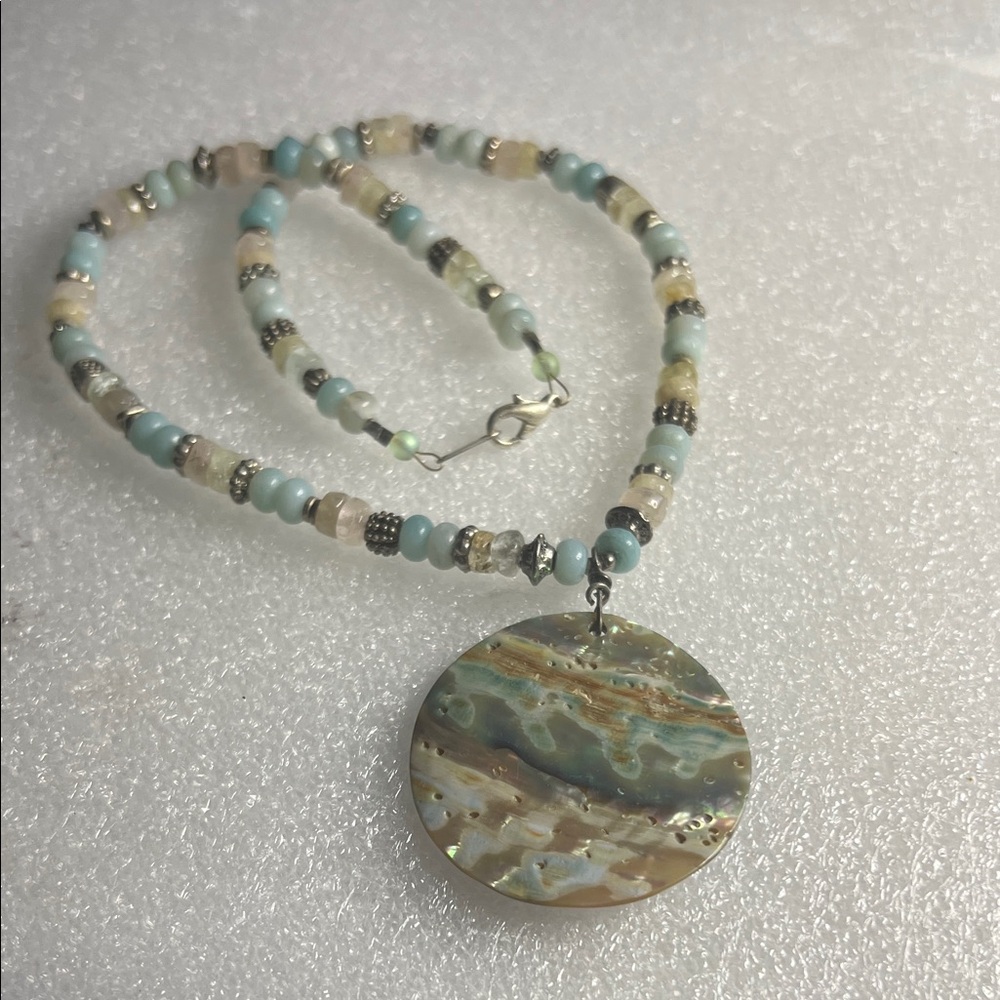Necklace With a pearly pendant